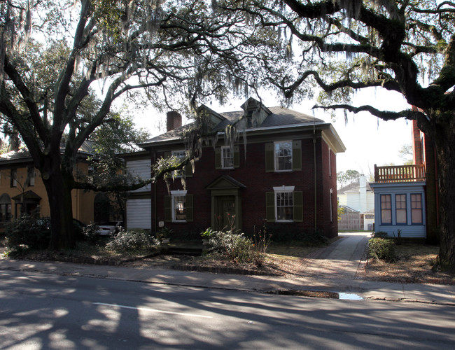 27 E Victory Dr in Savannah, GA - Foto de edificio - Building Photo