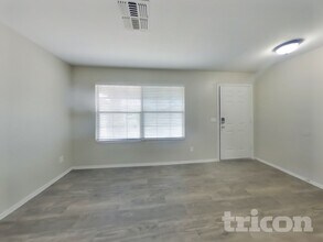 3326 W St Anne Ave in Phoenix, AZ - Foto de edificio - Building Photo