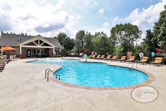 Universal at Lakewood in Hendersonville, NC - Foto de edificio - Building Photo