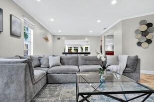 2423 NE 202nd St in Miami, FL - Building Photo