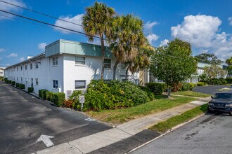 Tiffany Gardens in St. Petersburg, FL - Foto de edificio - Building Photo