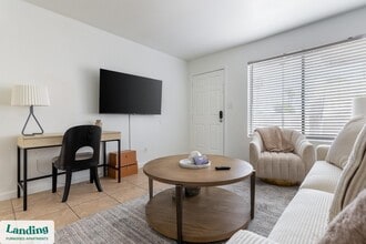 5704 W Thomas Rd in Phoenix, AZ - Foto de edificio - Building Photo