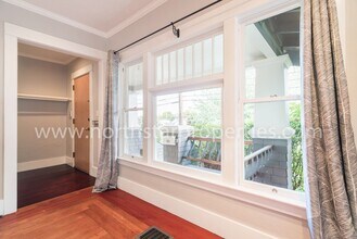 5711 S Corbett Ave in Portland, OR - Building Photo - Building Photo
