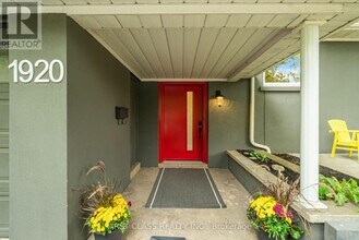 1920 Truscott Dr in Mississauga, ON - Building Photo - Building Photo