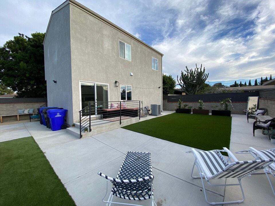 6273 Stewart St in San Diego, CA - Building Photo