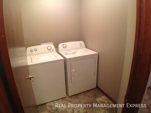 Perfect 2 Story 2 Bedroom Town Home in Har in Harrisburg, SD - Building Photo - Building Photo