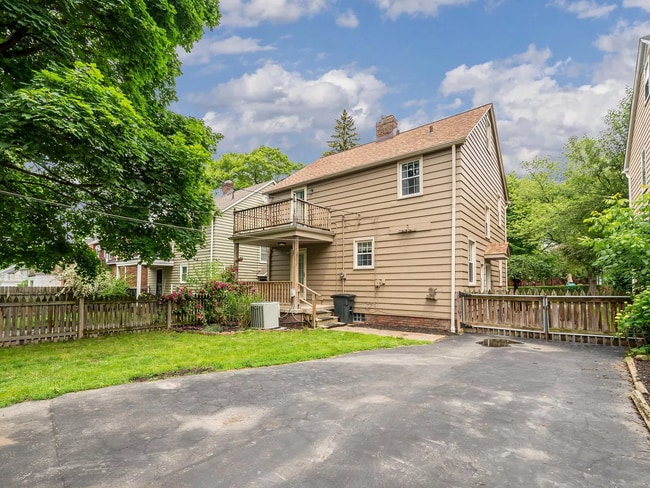 1200 Brentwood Rd in Cleveland Heights, OH - Foto de edificio - Building Photo