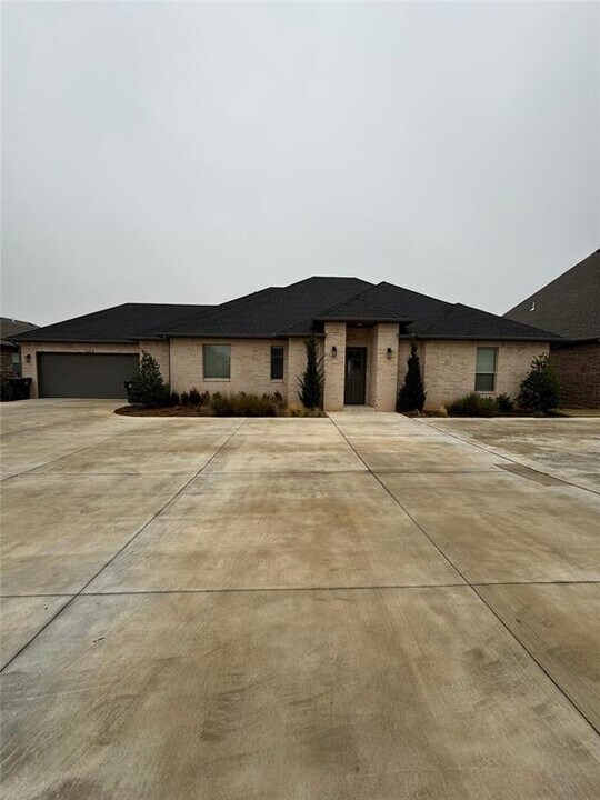 3223 Enclave Pl in Norman, OK - Building Photo