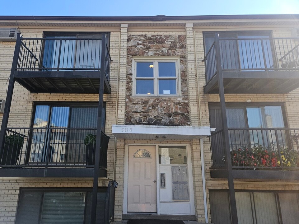 5113 N East River Rd in Chicago, IL - Building Photo