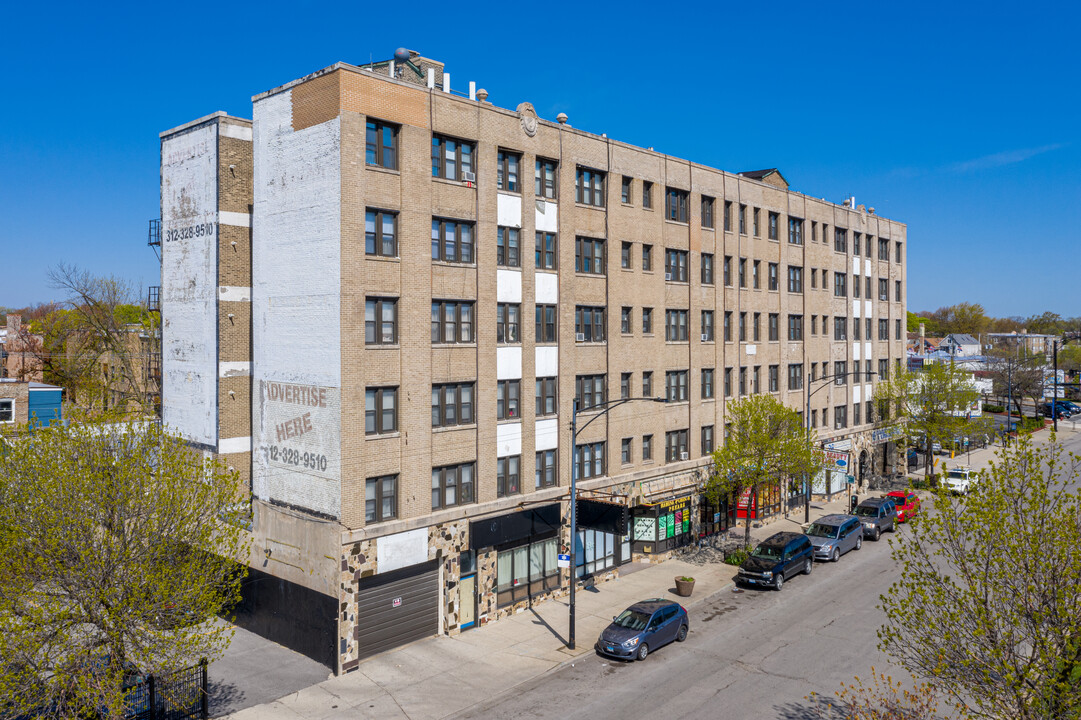 5922 N Clark St in Chicago, IL - Building Photo