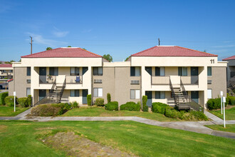 CENTREPOINTE in Colton, CA - Foto de edificio - Building Photo