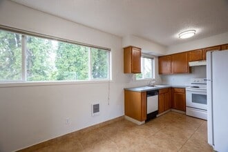 13283 SE Oatfield Rd in Milwaukie, OR - Building Photo - Building Photo