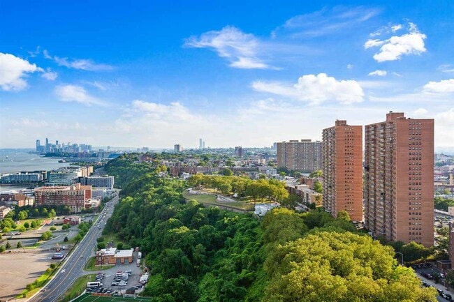 6040 JFK Blvd E in West New York, NJ - Building Photo - Building Photo