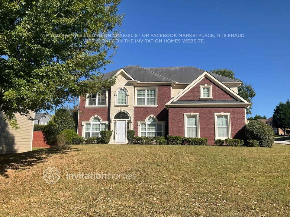 2735 Wolf Trail in Atlanta, GA - Building Photo