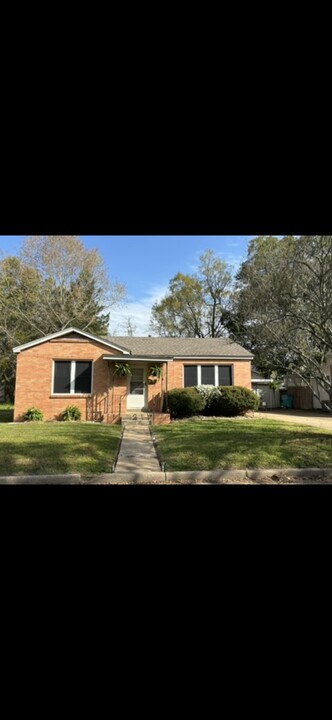 101 E White St in Opelousas, LA - Foto de edificio