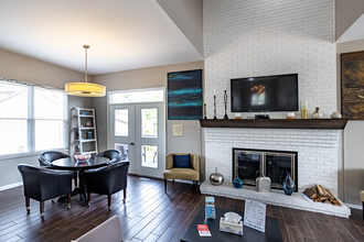 Westchase Apartments in Creve Coeur, MO - Foto de edificio - Building Photo