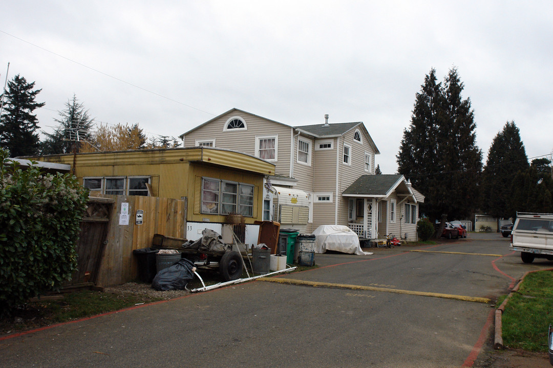 Oak Leaf Mobile Home Park in Portland, OR - Building Photo