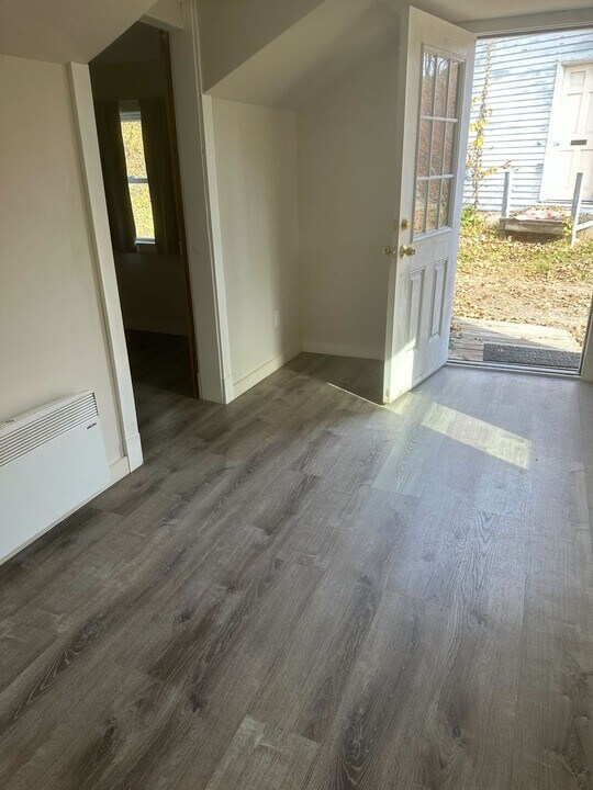42 Peggy's Ln in Townshend, VT - Building Photo