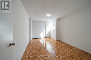 5 Glamorgan Ave in Toronto, ON - Building Photo