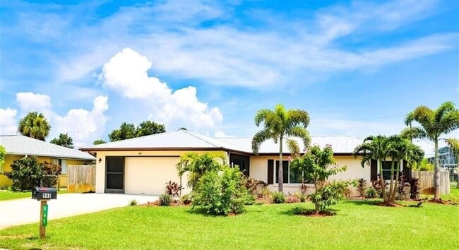 945 Chevy Chase St NW in Port Charlotte, FL - Building Photo - Building Photo