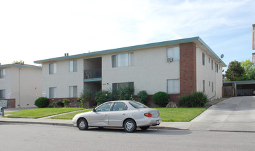 2372 Sutter Ave in Santa Clara, CA - Foto de edificio - Building Photo