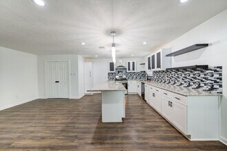 5906 Hilary St in Houston, TX - Building Photo - Building Photo