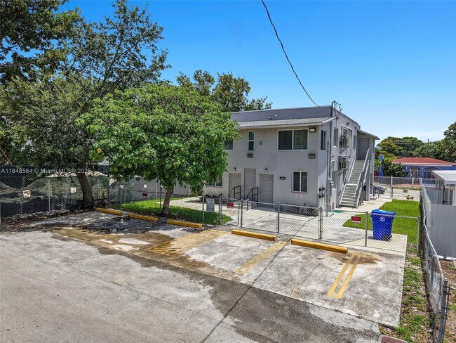 600 NW 25th Ct in Miami, FL - Building Photo - Building Photo