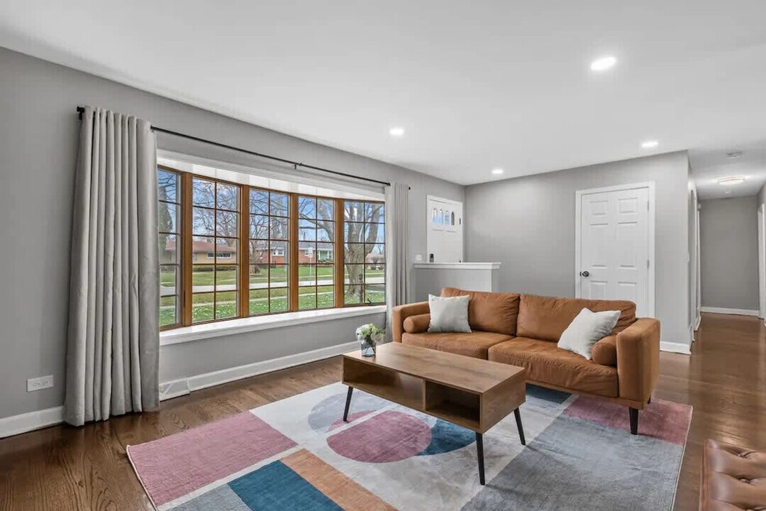 436 Springhill Dr in Roselle, IL - Foto de edificio