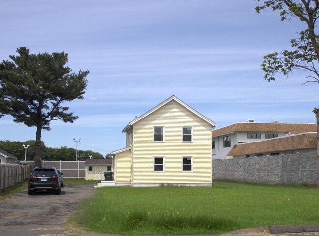 588 North St in Windsor Locks, CT - Building Photo - Building Photo