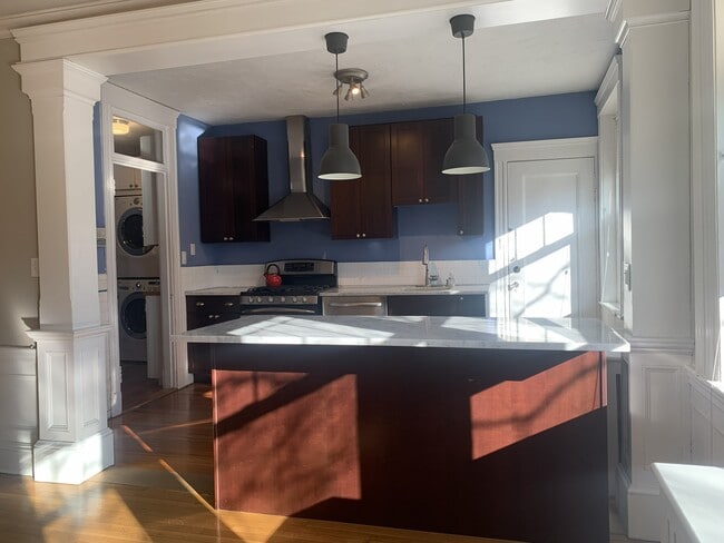 36 Dwight St, Unit #6 in Brookline, MA - Foto de edificio - Building Photo