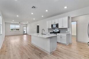 8206 Linda Michelle Ln in Austin, TX - Building Photo