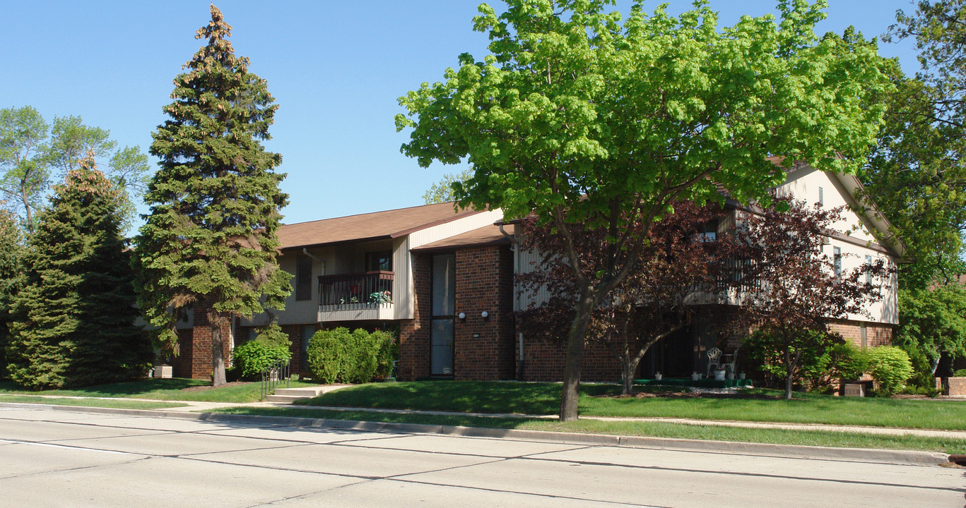 Hickorywood Condominiums in Milwaukee, WI - Building Photo