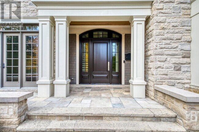 1031 Lakeshore Rd W in Oakville, ON - Building Photo - Building Photo