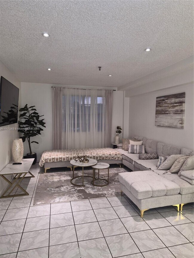 201 180th Dr in Sunny Isles Beach, FL - Building Photo - Building Photo