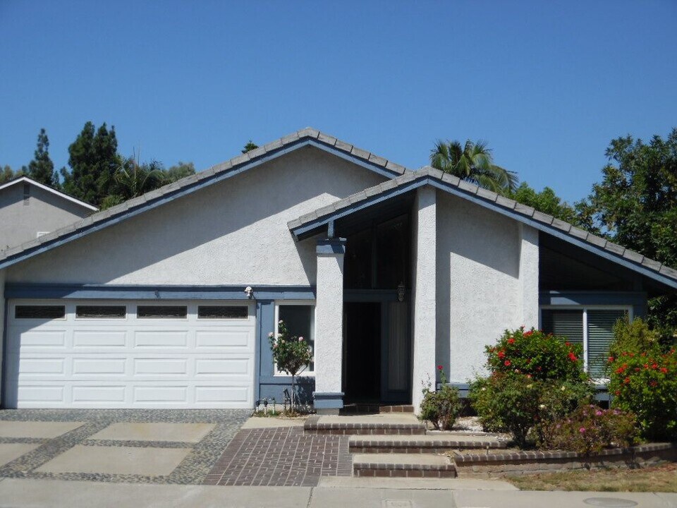 2595 Branch Ln in Brea, CA - Building Photo