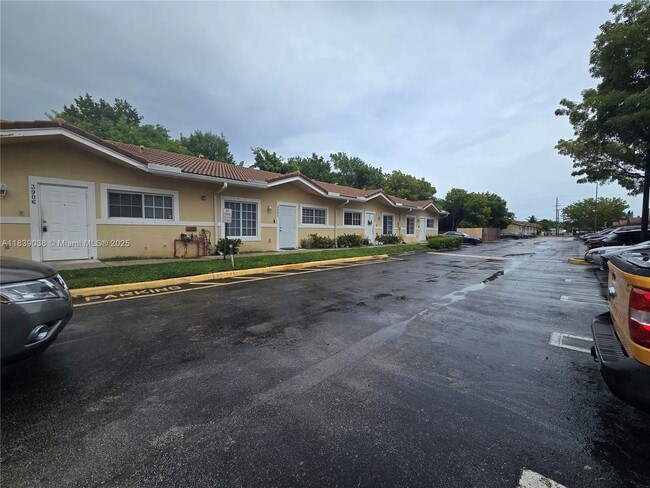 3906 SW 48th Ave in Pembroke Park, FL - Building Photo - Building Photo