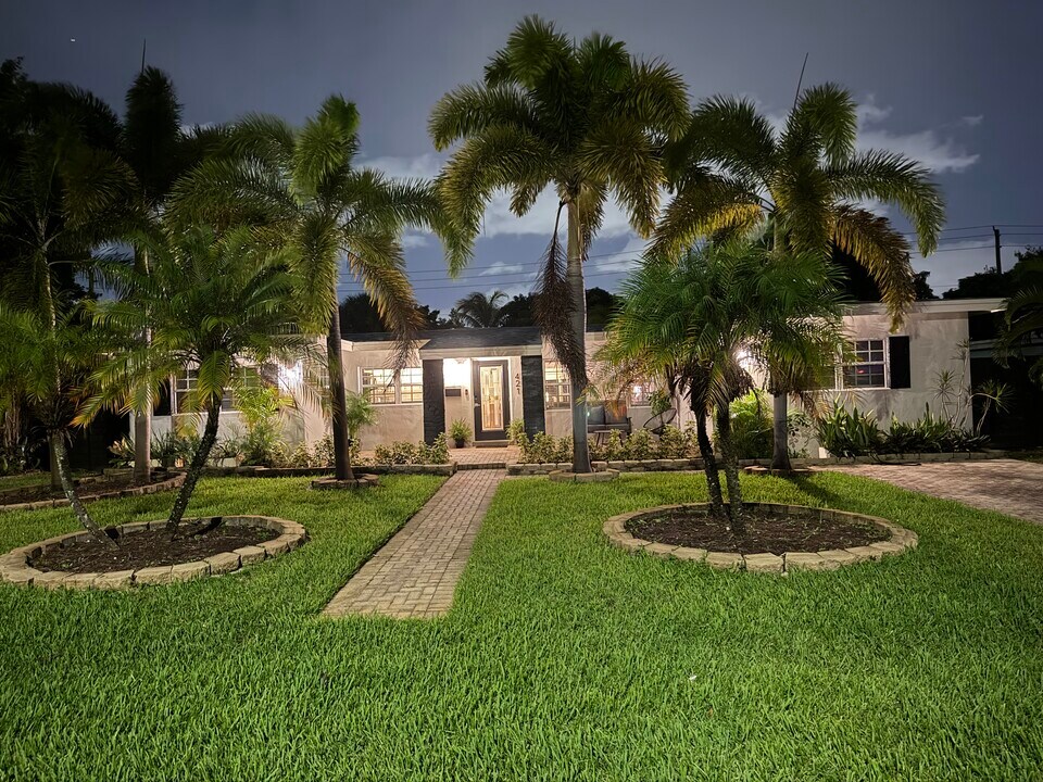 421 NW 39th St in Oakland Park, FL - Building Photo