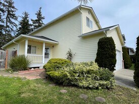 1626 SW 7th Ave in Oak Harbor, WA - Building Photo