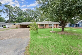 205 Taft Ave in Cleveland, TX - Foto de edificio - Building Photo