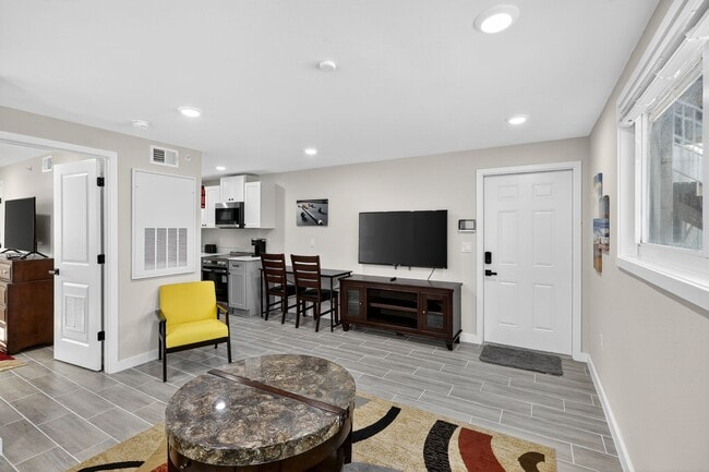 Beachside Palms @ Daytona Beach in Daytona Beach, FL - Building Photo - Building Photo