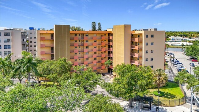 16400 NE 17th Ave in North Miami Beach, FL - Foto de edificio - Building Photo