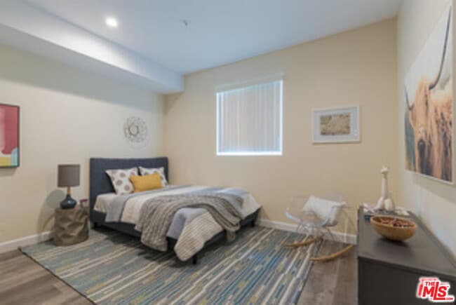 property at 850 S Gramercy Pl