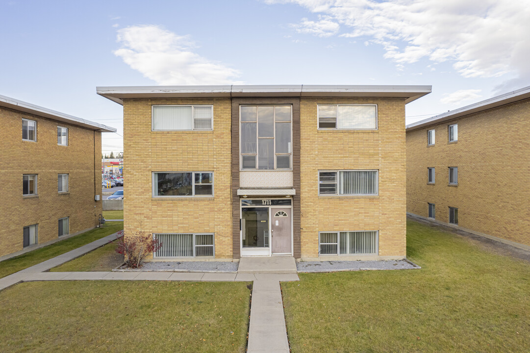 1711 35th St SW in Calgary, AB - Building Photo