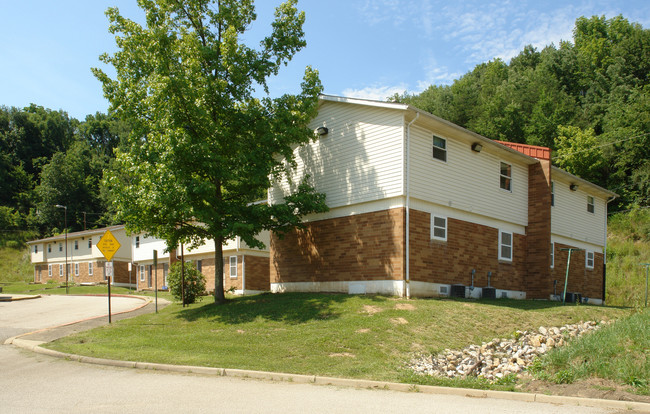 Oakhurst Village in Charleston, WV - Building Photo - Building Photo