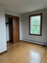 3 Buttonwood St, Unit 2nd Floor in Bristol, RI - Building Photo - Building Photo