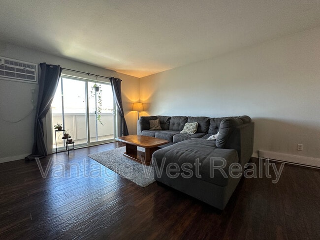 property at 3160-3160 De Montreuil Ct