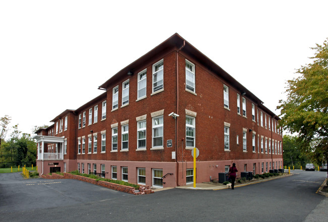 Shockoe Hill Senior Apartments 62 plus* in Richmond, VA - Foto de edificio - Building Photo