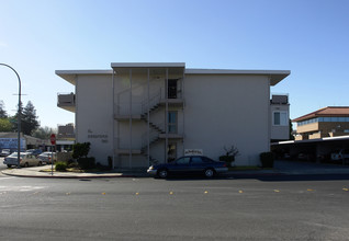 Bradford Apartments in Redwood City, CA - Foto de edificio - Building Photo