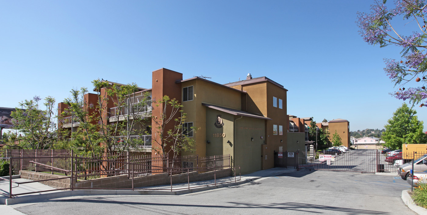 Lake View Terrace Silvercrest in Sylmar, CA - Foto de edificio