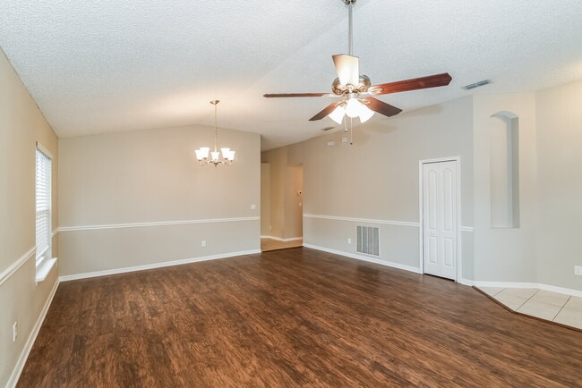 295 Turtle Dove Dr in Orange Park, FL - Foto de edificio - Building Photo